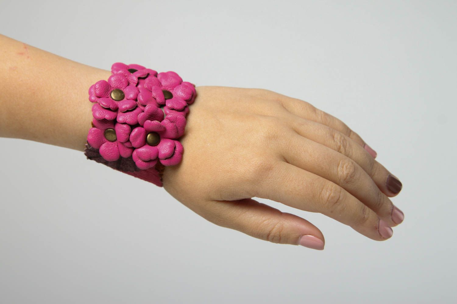 Breites Lederarmband handmade Schmuck für Frauen Armband mit Blumen rosa braun foto 2
