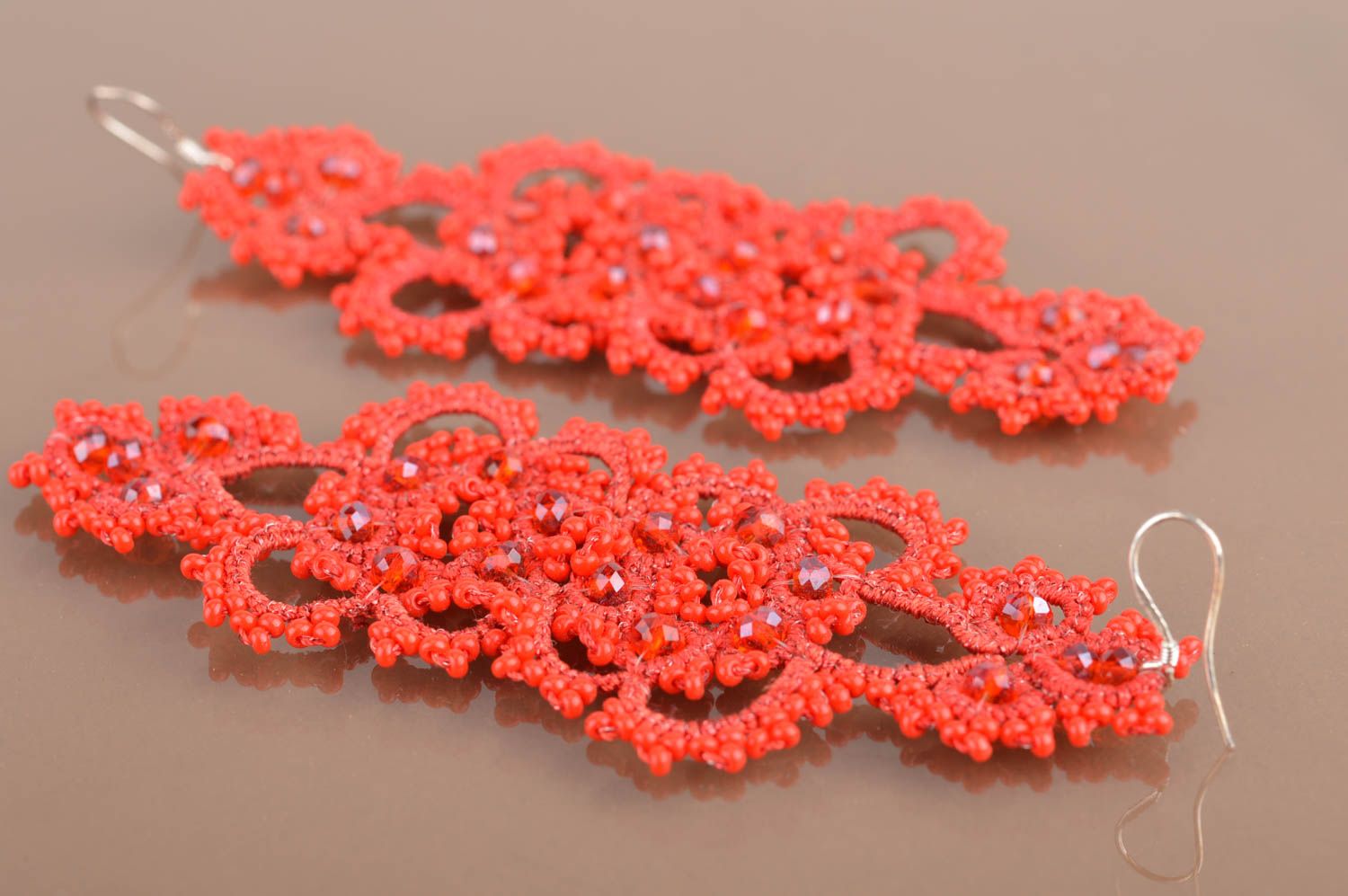 Boucles d'oreilles rouges pendantes ajourées faites main fils perles de rocaille photo 5