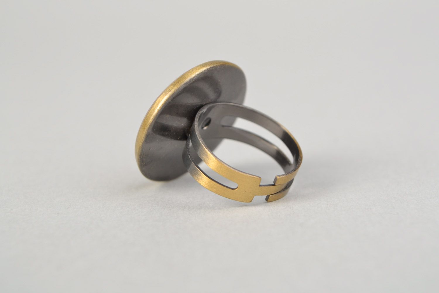 Regulierbarer handgemachter Ring aus Epoxidharz auf weißem Hintergrund für Frauen foto 4