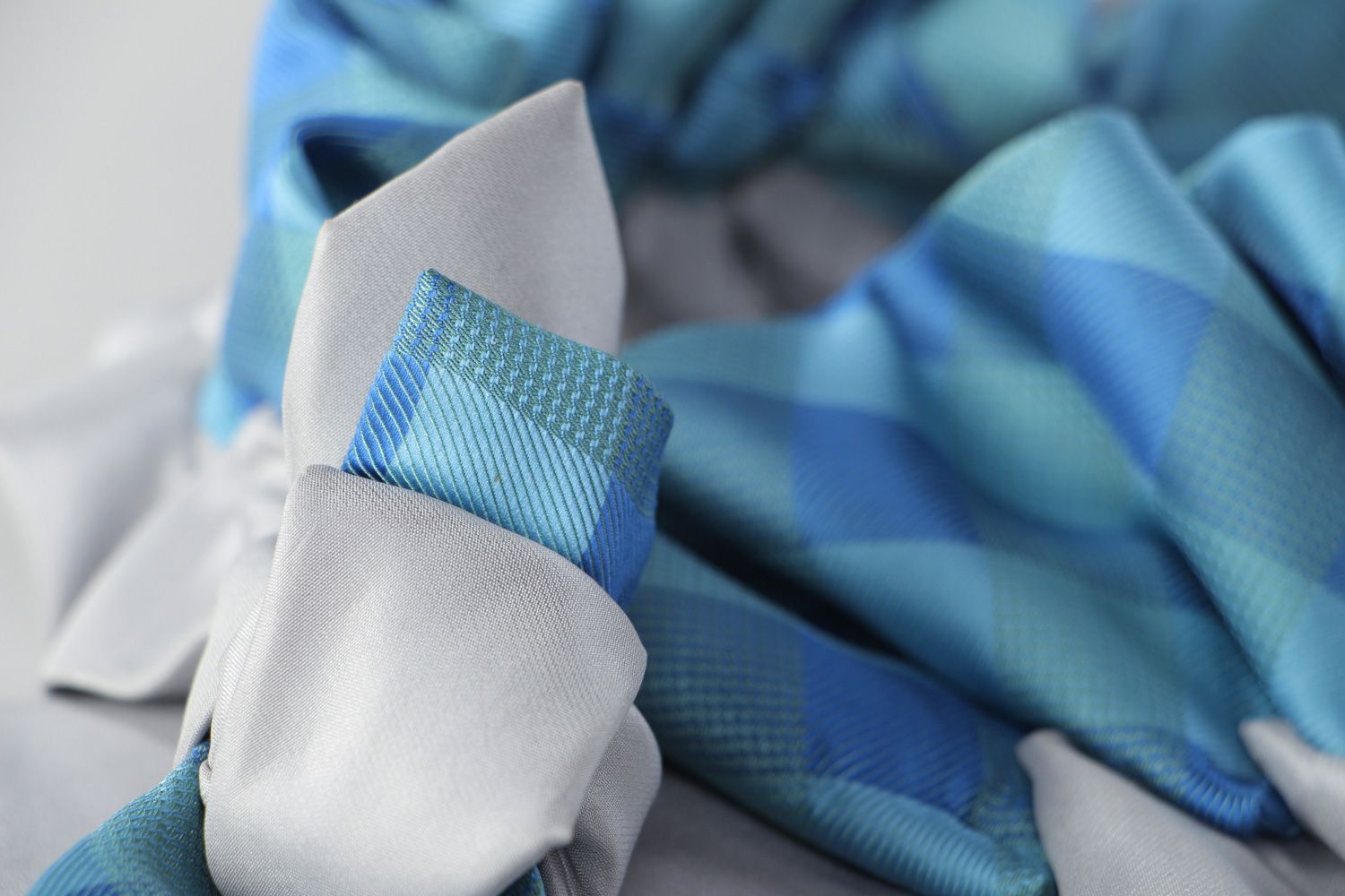 Handgemachtes voluminöses Collier aus Krawatten in Grau und Blau für Frauen foto 4