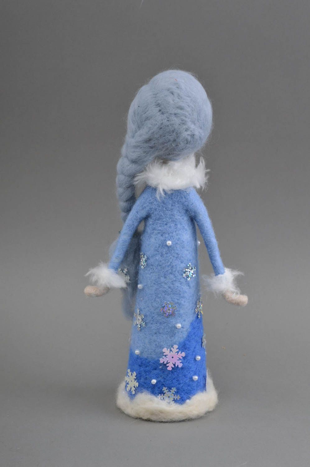 Künstlerische Puppe aus Wolle für Deko handgeschaffen interessant grell schön foto 3