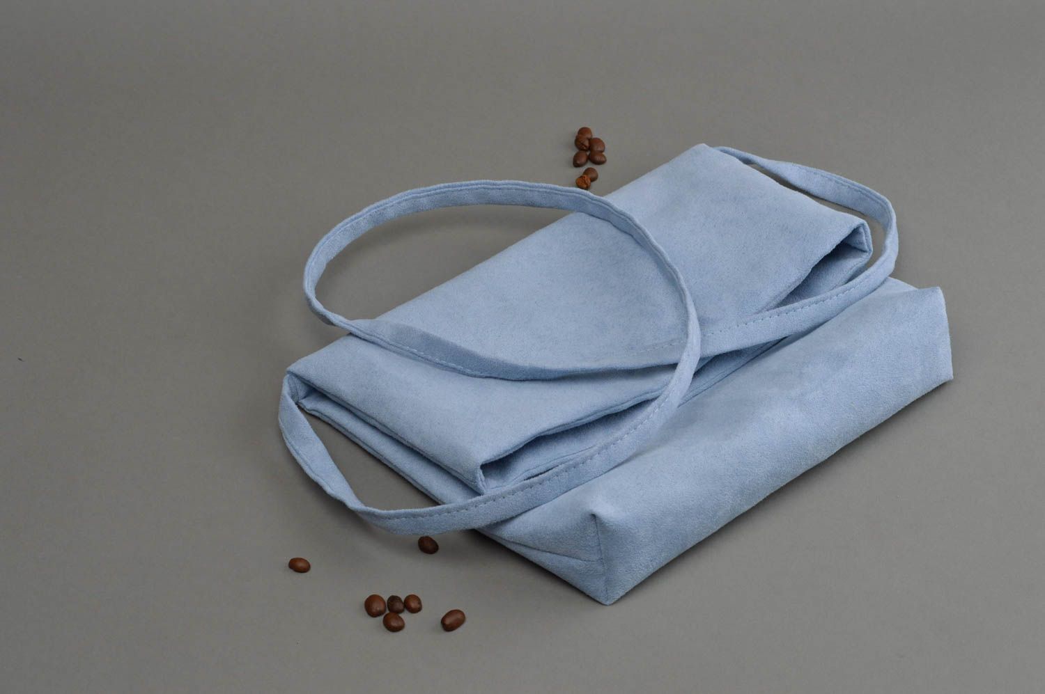 Blaue handgemachte Schultertasche aus Kunstwildleder mit Magnetverschluss foto 1