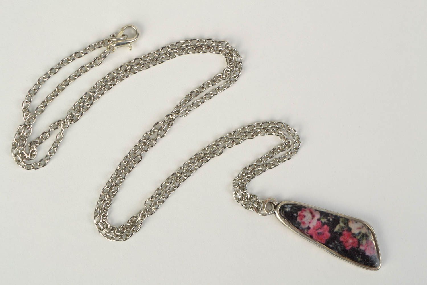Eigenartige stilvolle Halskette mit Anhänger aus Metall in Decoupage Technik foto 3