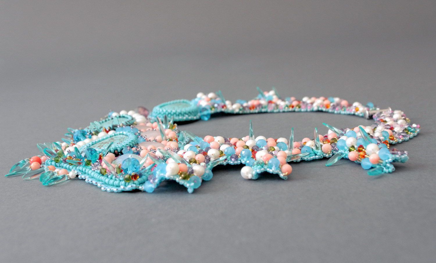 Collier fait main de perles, coraux, grains de verre et cristaux 'Toucher doux' photo 1
