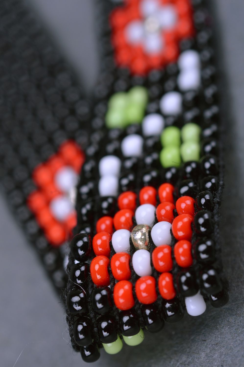 Широкий плетеный браслет на руку с орнаментом из бисера ручной работы черный с узором фото 3