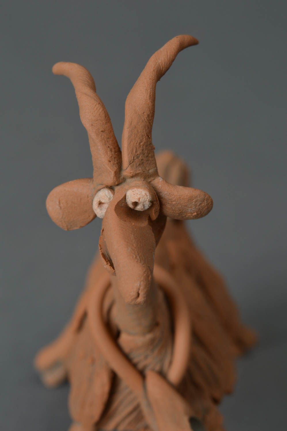 Figurine en céramique belle et originale souvenir fait main en forme de chèvre photo 4