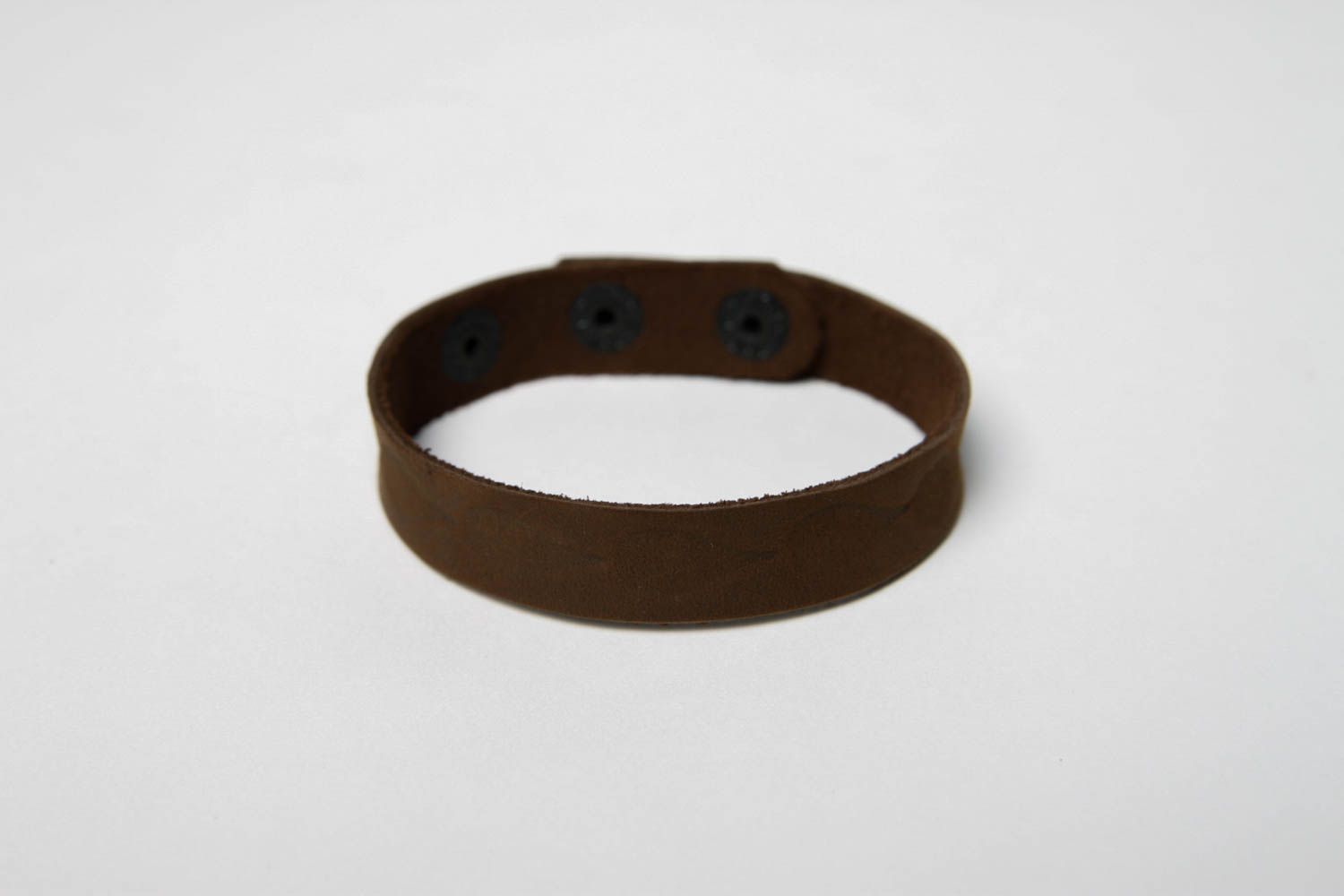 Bracelet en cuir Bijou fait main marron foncé stylé Accessoire tendance photo 3