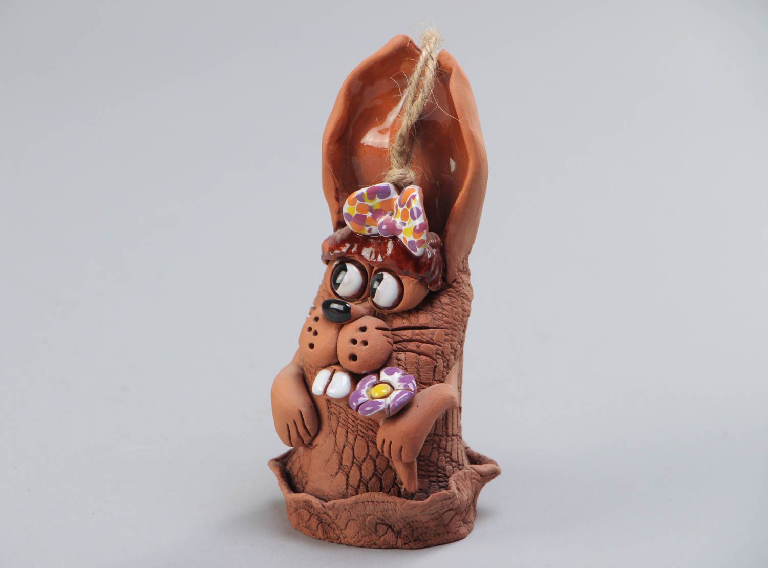Глиняный колокольчик ручной работы авторский декоративный с петелькой в виде зайца фото 5