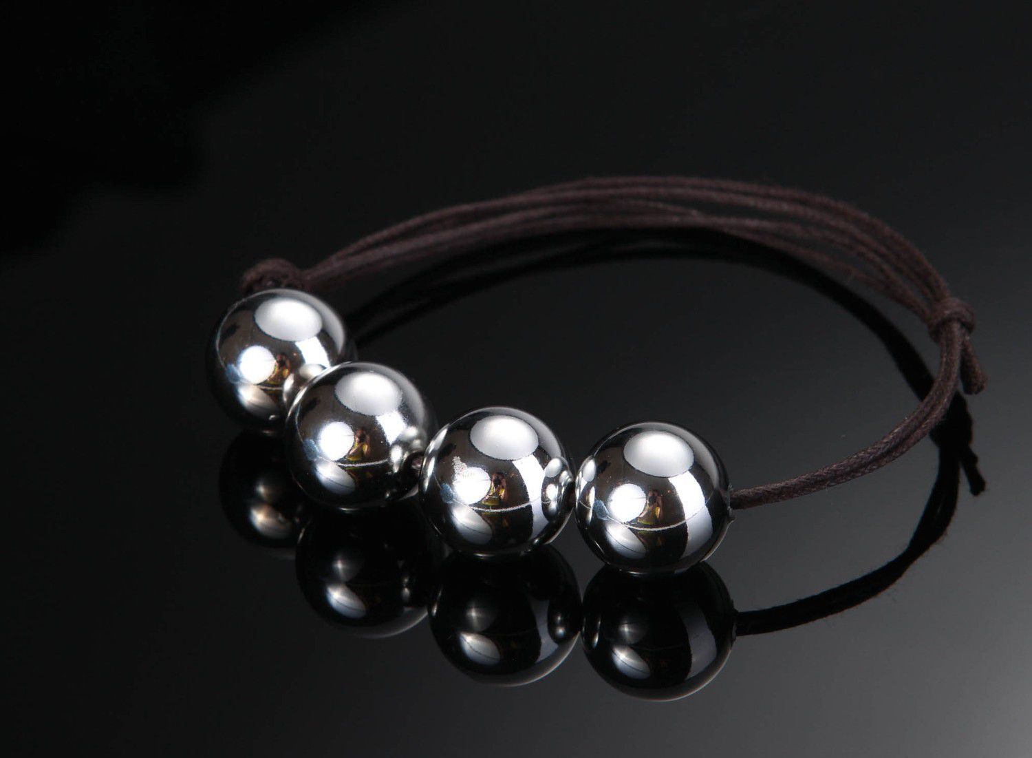 Bracelet perles en plastique sur lacet fait main photo 2