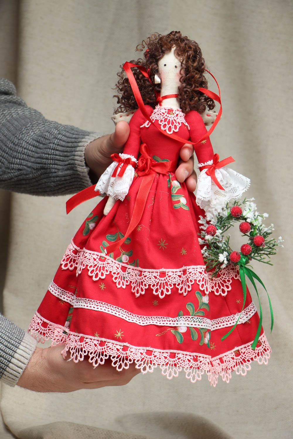 Авторская кукла-пакетница в красном платье фото 4