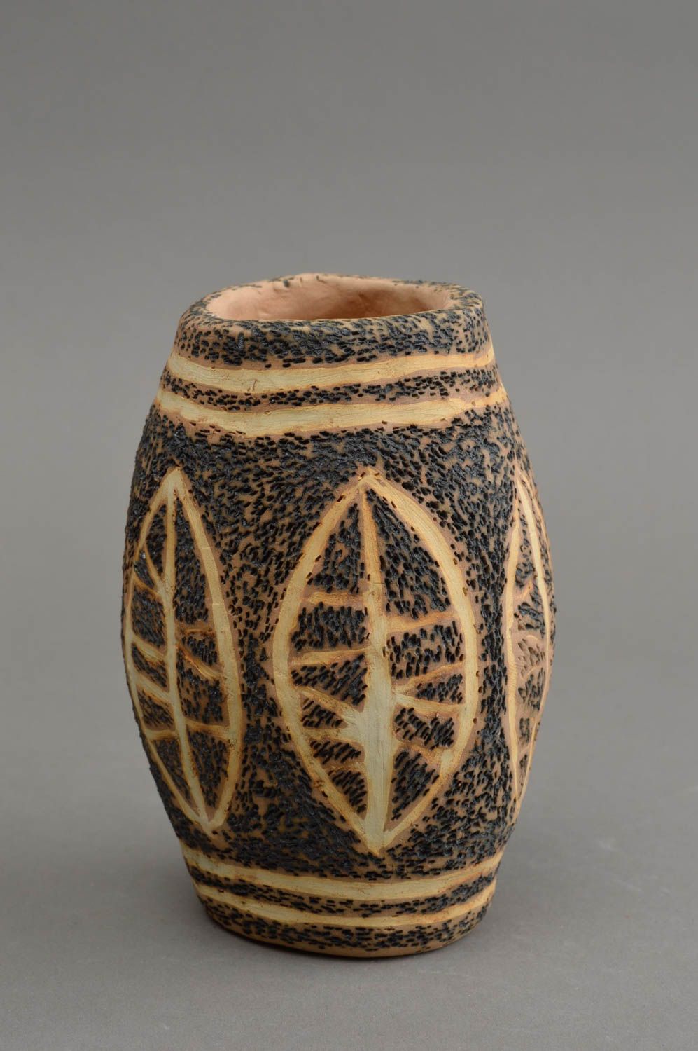 Миниатюрная глиняная ваза расписанная глазурью ручной работы в этно стиле фото 5