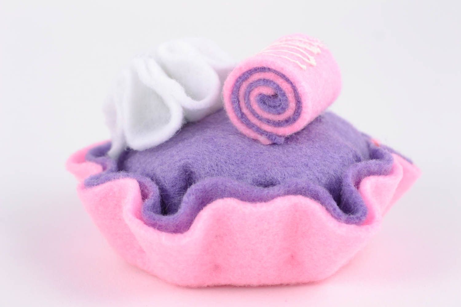 Petit pique-aiguilles en feutre en forme d'un beau gâteau lilas fait main  photo 4