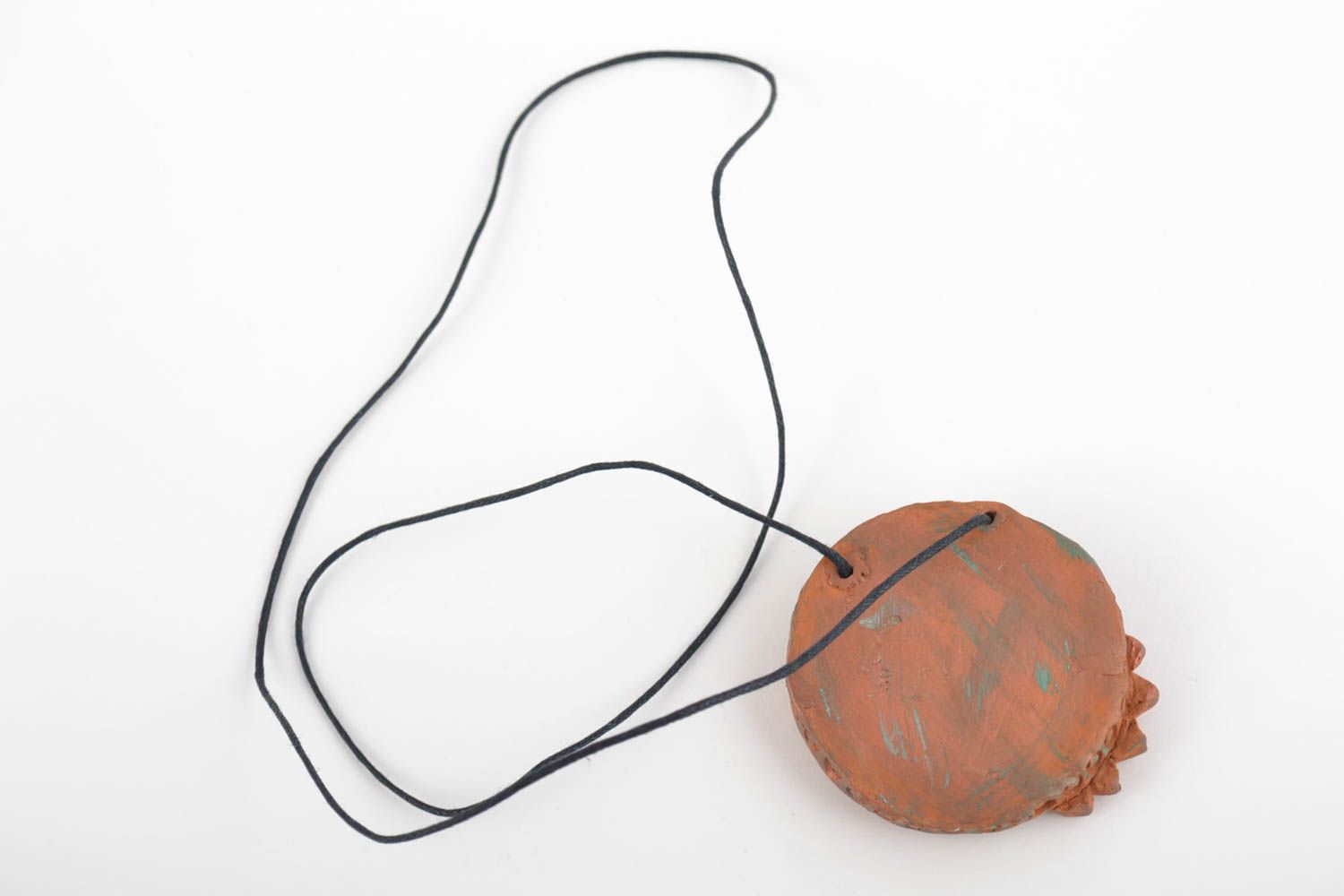 Круглая глиняная подвеска коричневая на шнурке авторского дизайна ручной работы фото 4