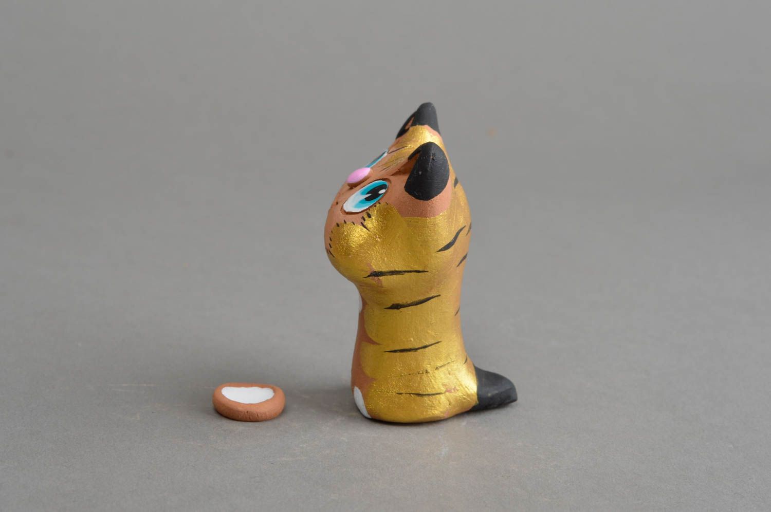 Милая глиняная статуэтка ручной работы кот желтый с миской из глины смешная  фото 3