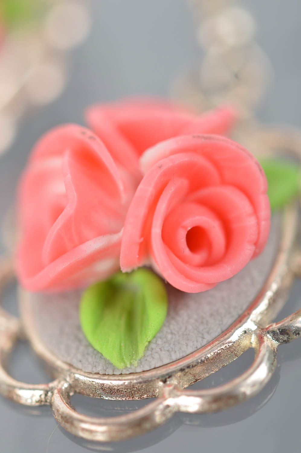 Boucles d'oreilles en pâte polymère avec roses roses faites main ovales photo 4
