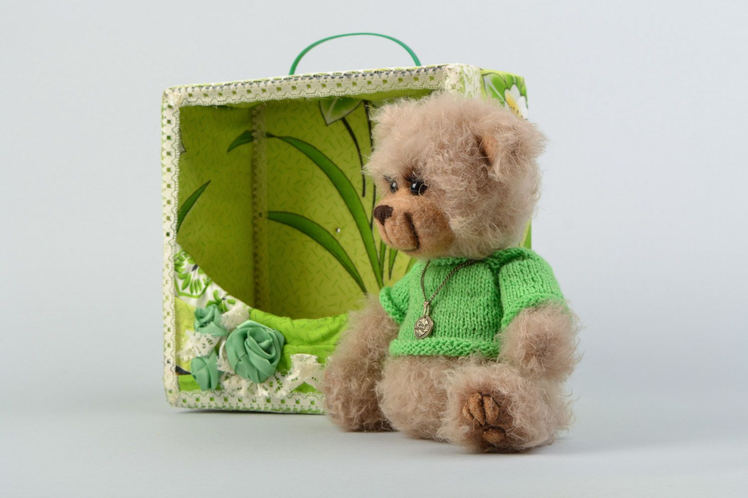 Авторская коллекционная кукла ручной работы мишка в вязаном свитере декоративный фото 5