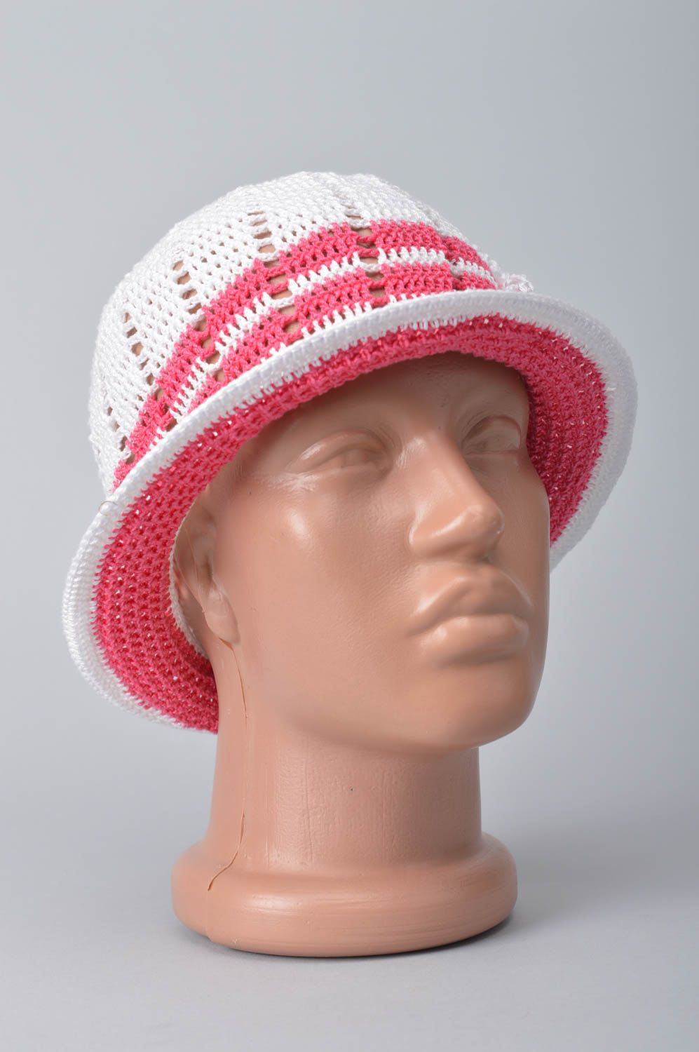Панамка ручной работы весенняя шапка вязаная панамка для детей розовая с белым фото 1