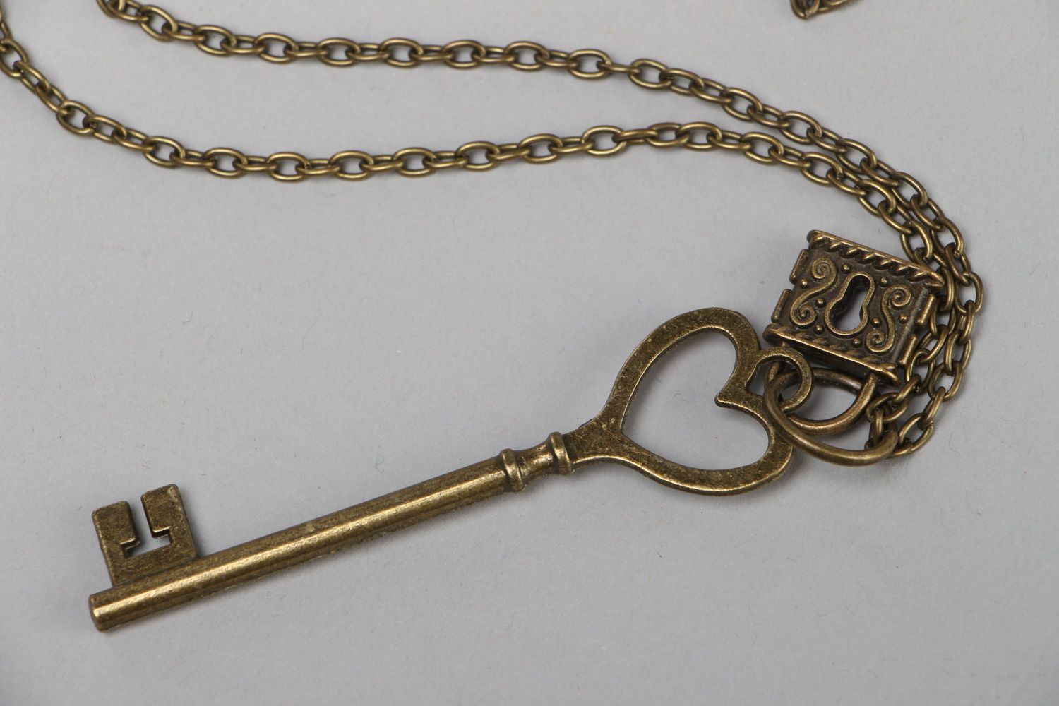 Pendentif en métal sur chaînette longue fait main clé avec serrure pour femme photo 2