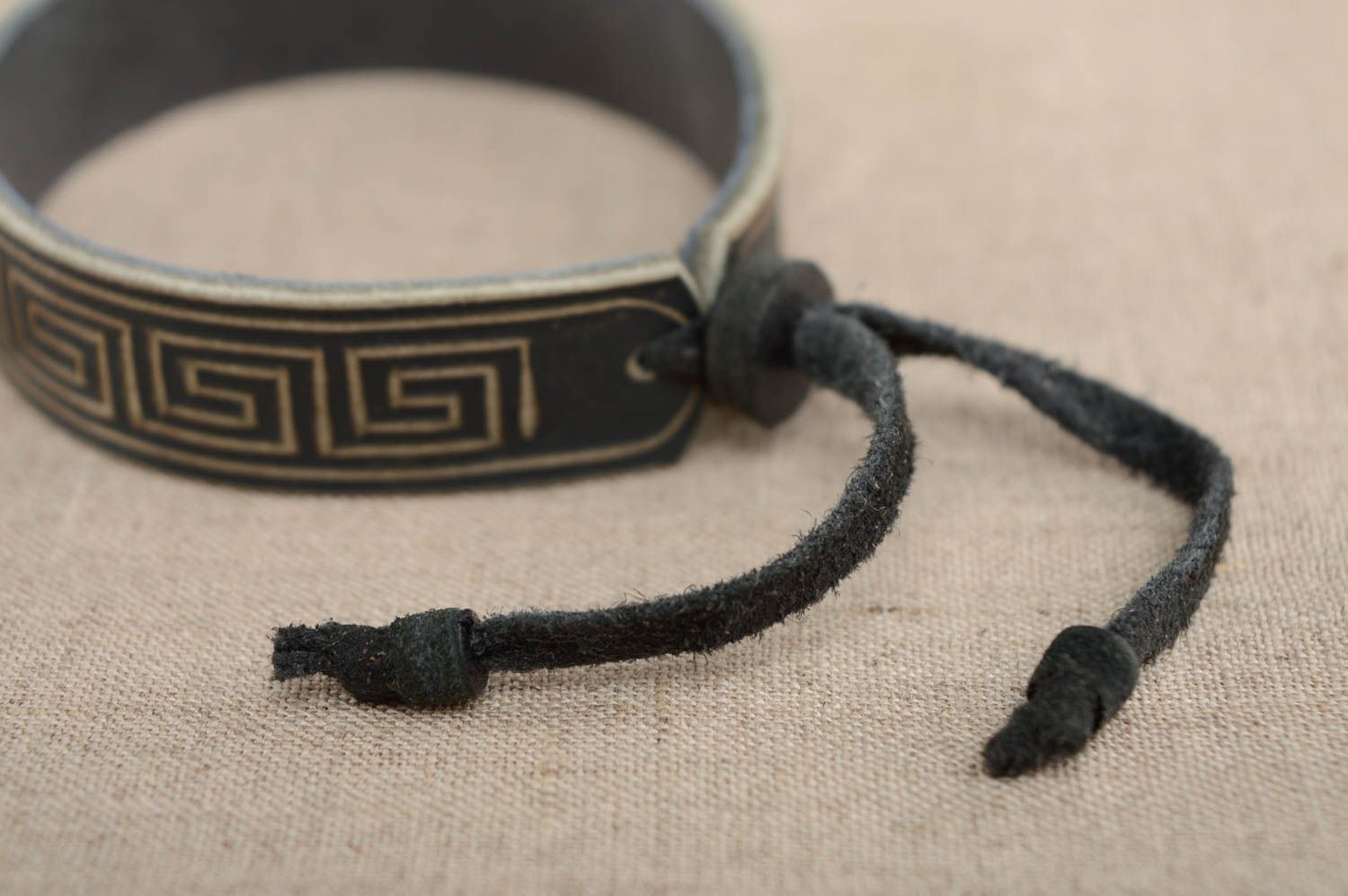 Bracelet en cuir noir sculpté réglable avec attache fait main unisexe original photo 3