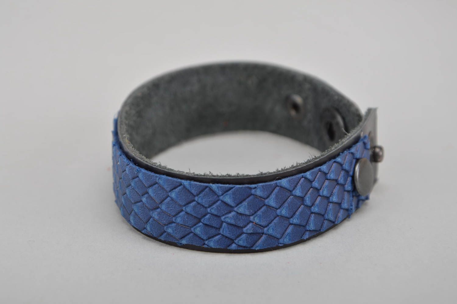 Handmade designer black and blue leather wrist bracelet styled of snakeskin photo 5