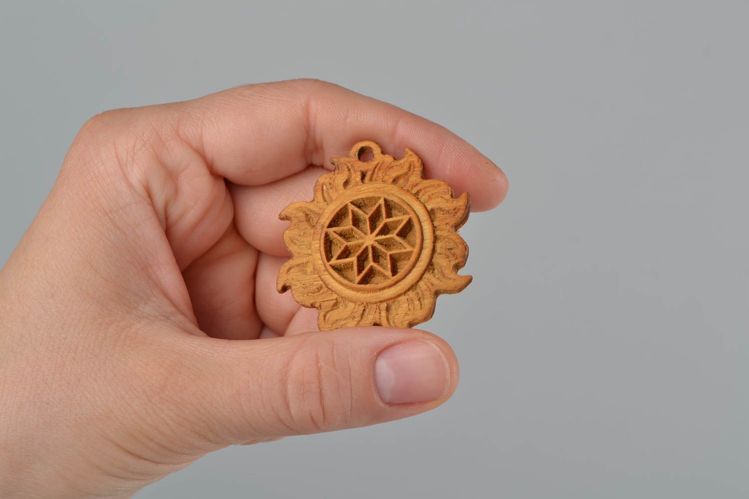 Pendentif en bois fait main original rond amulette de style ethnique Soleil photo 2