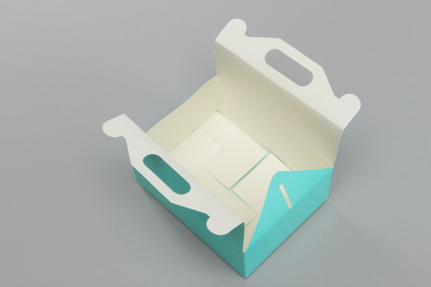 Schöne Geschenkverpackung handmade aus Karton in Form von Truhe hellblau originell foto 4