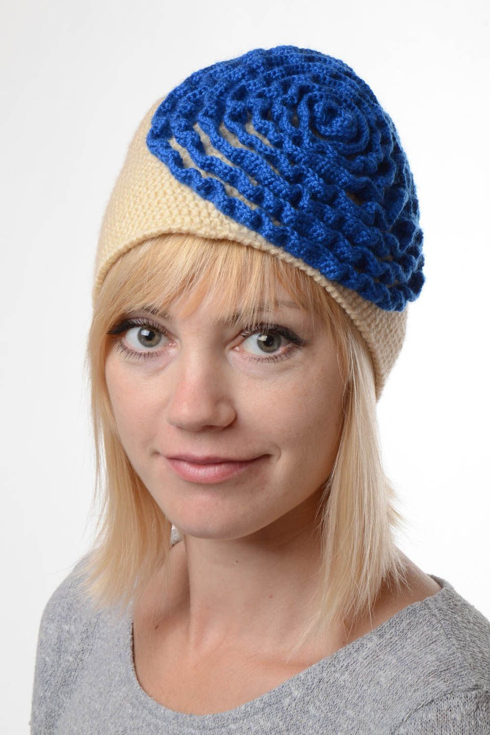 Bonnet tricot Accessoire d'hiver fait main design original Cadeau femme photo 1