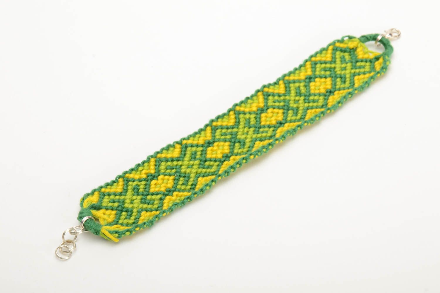 Плетеный браслет из ниток мулине ручной работы широкий красивый желто-зеленый фото 4