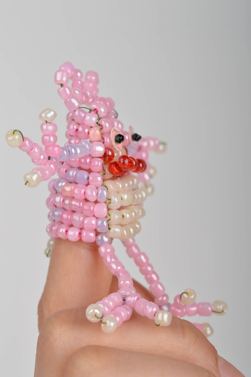 Смешная игрушка на палец в виде лягушки из бисера розовая ручной работы фото 4