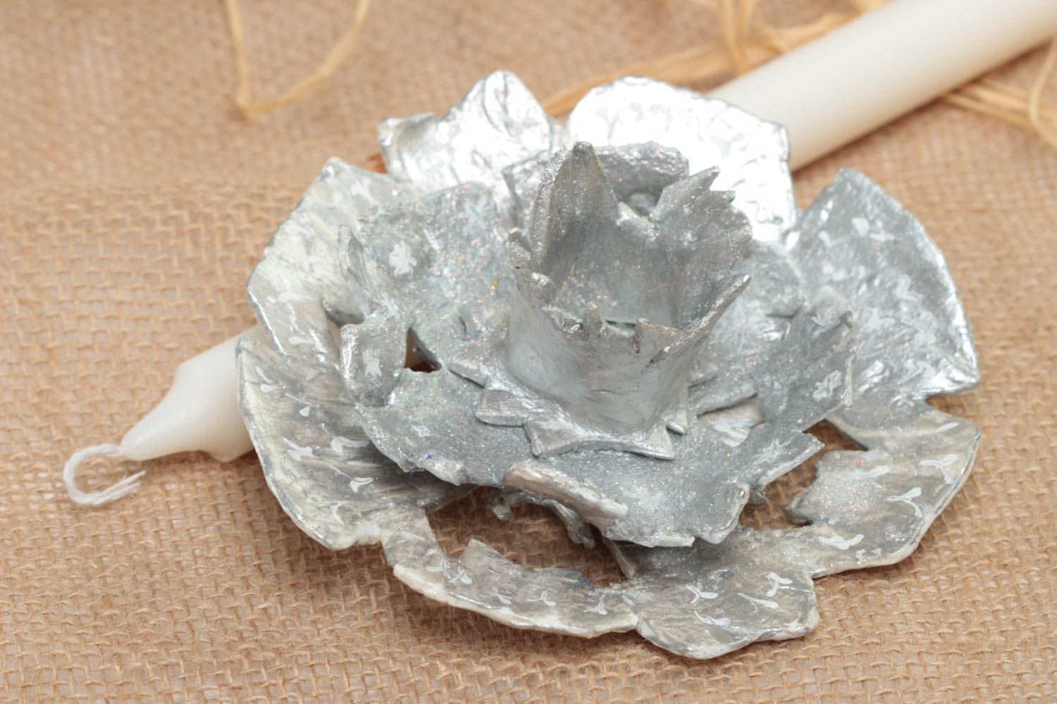 Серебристый подсвечник из полимерной глины в виде снежинки ручной работы фото 1