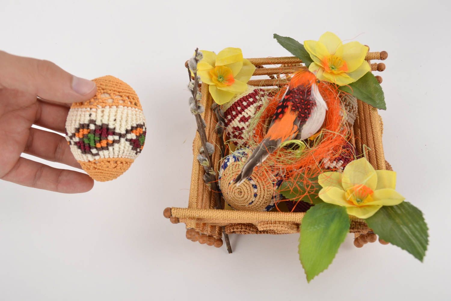 Decoración de Pascua artesanal festiva con cesta trenzada y huevo con flores  foto 4