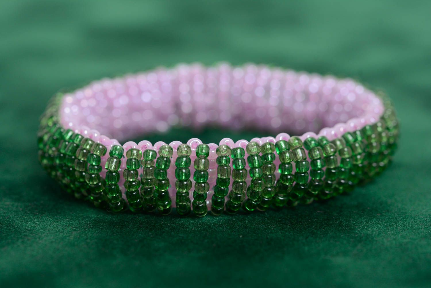 Handgemachtes geflochtenes breites grün lila Armband aus Glasperlen originell foto 3