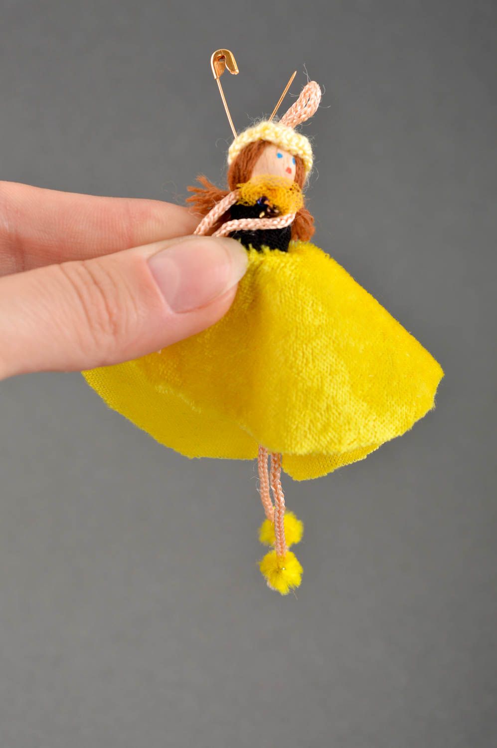 Broche fait main Bijou fantaisie Accessoire femme Petite poupée en jaune photo 5