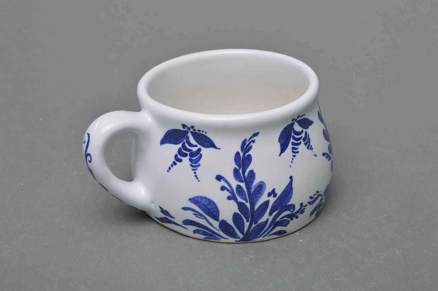 Kleine ungewöhnliche weiß blaue bemalte handgemachte Tasse aus Porzellan foto 2