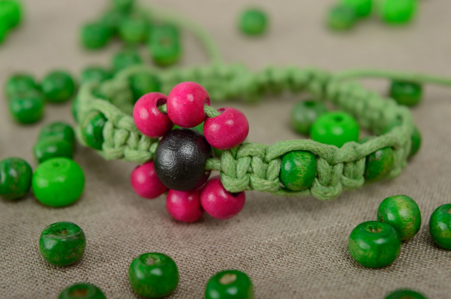 Bracelet en macramé original lacet vert ciré et perles en bois fait main photo 2