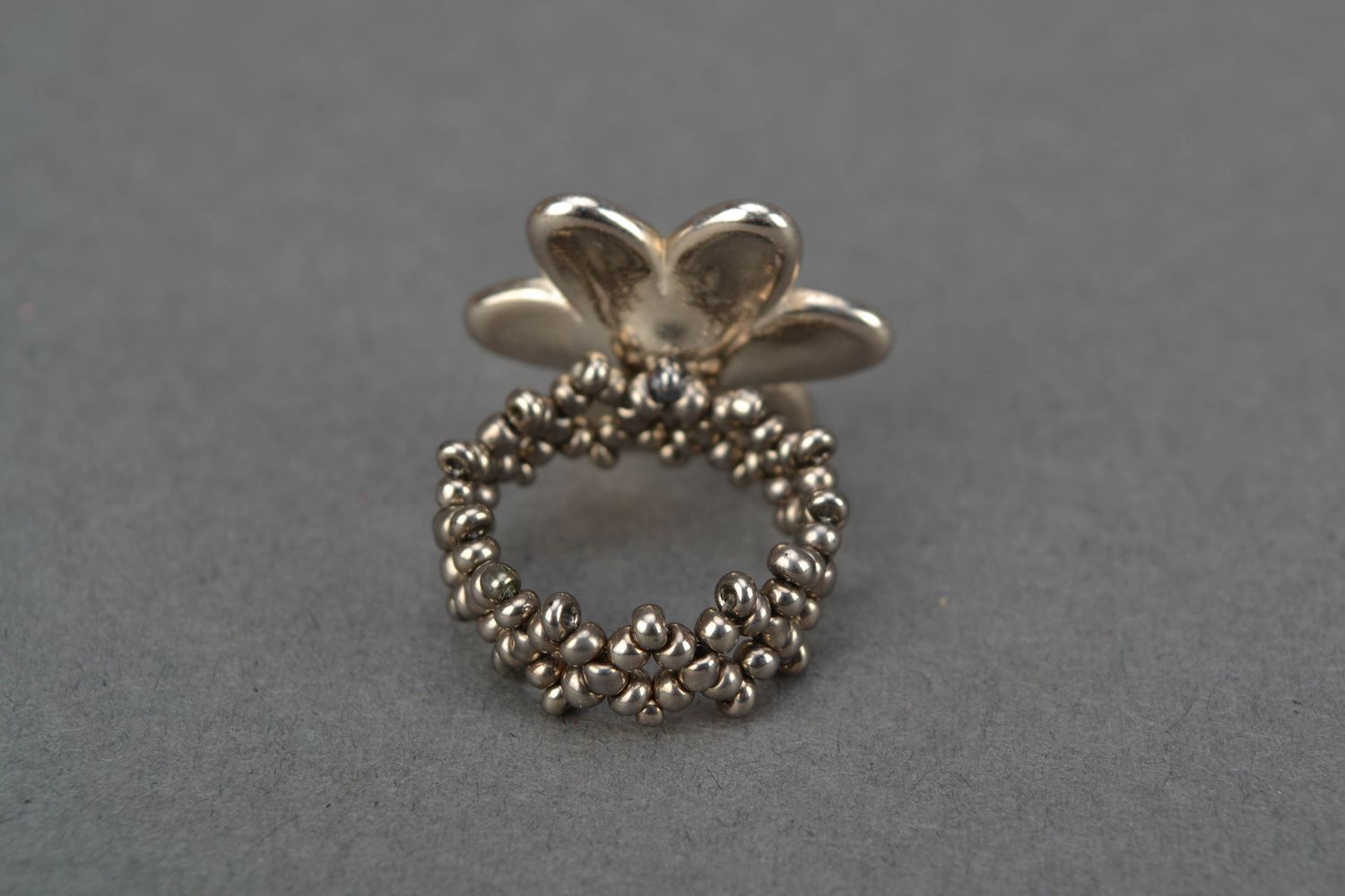 Bague en perles de rocaille originale avec fleur  photo 4