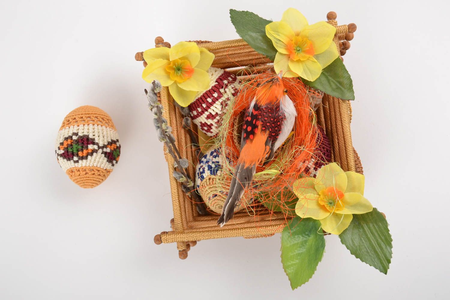Украшение для дома на Пасху композиция с яйцами в корзине красивая ручной работы фото 5