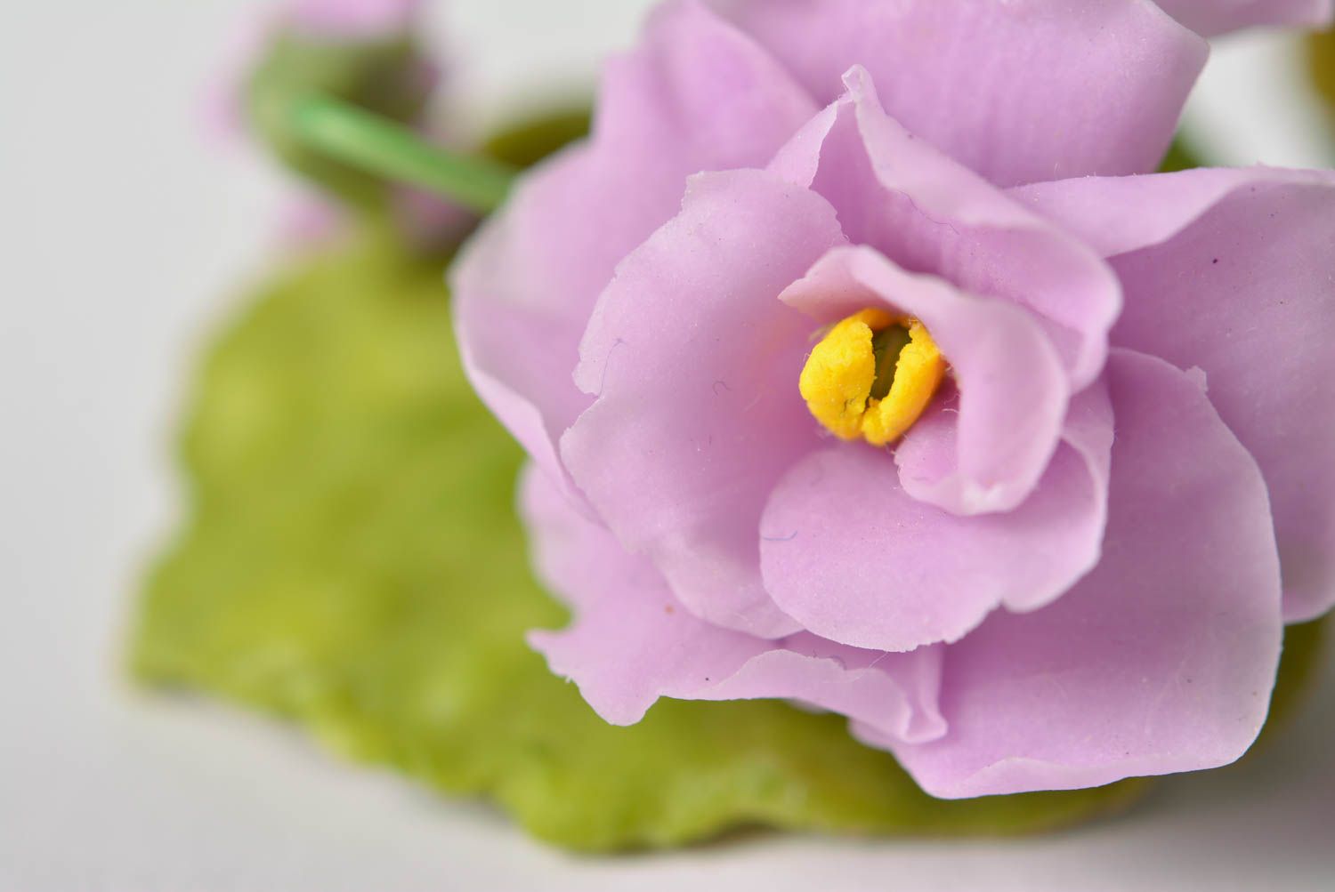 Zarte originelle Blumen Brosche aus Polymerton lila künstlerische Handarbeit foto 2