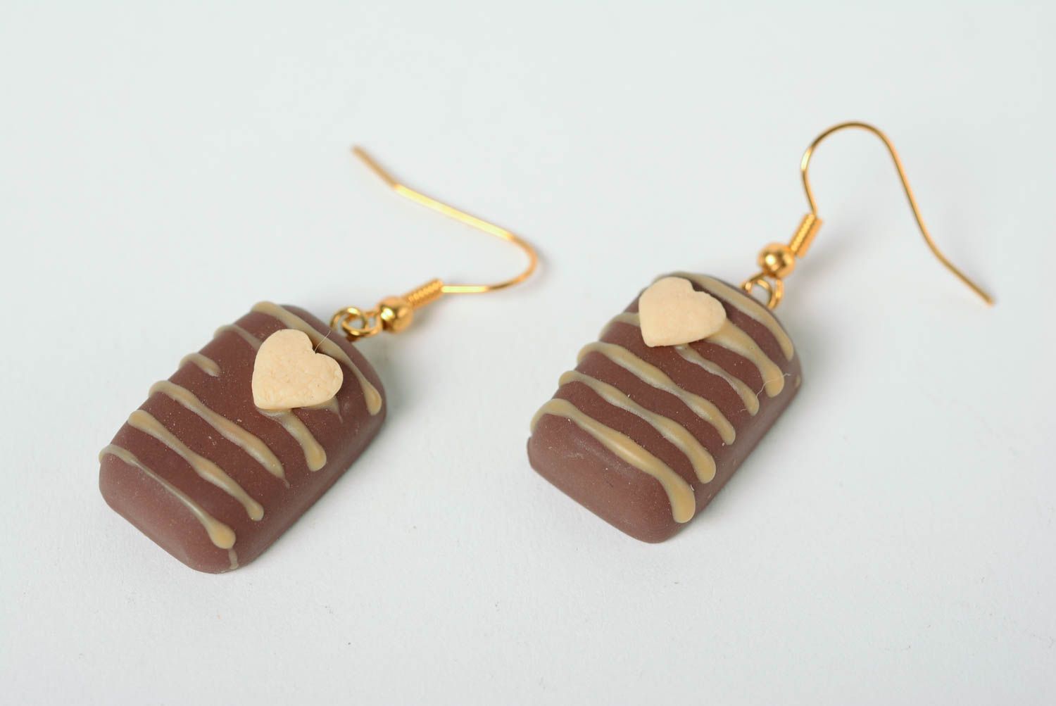 Серьги из полимерной глины в виде шоколадных сладостей ручной работы длинные фото 1
