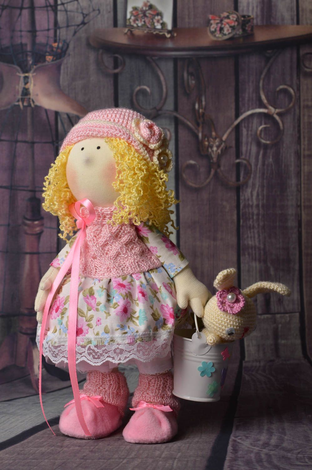 Кукла ручной работы кукла из ткани в розовом авторская кукла с ведром и зайцем фото 1