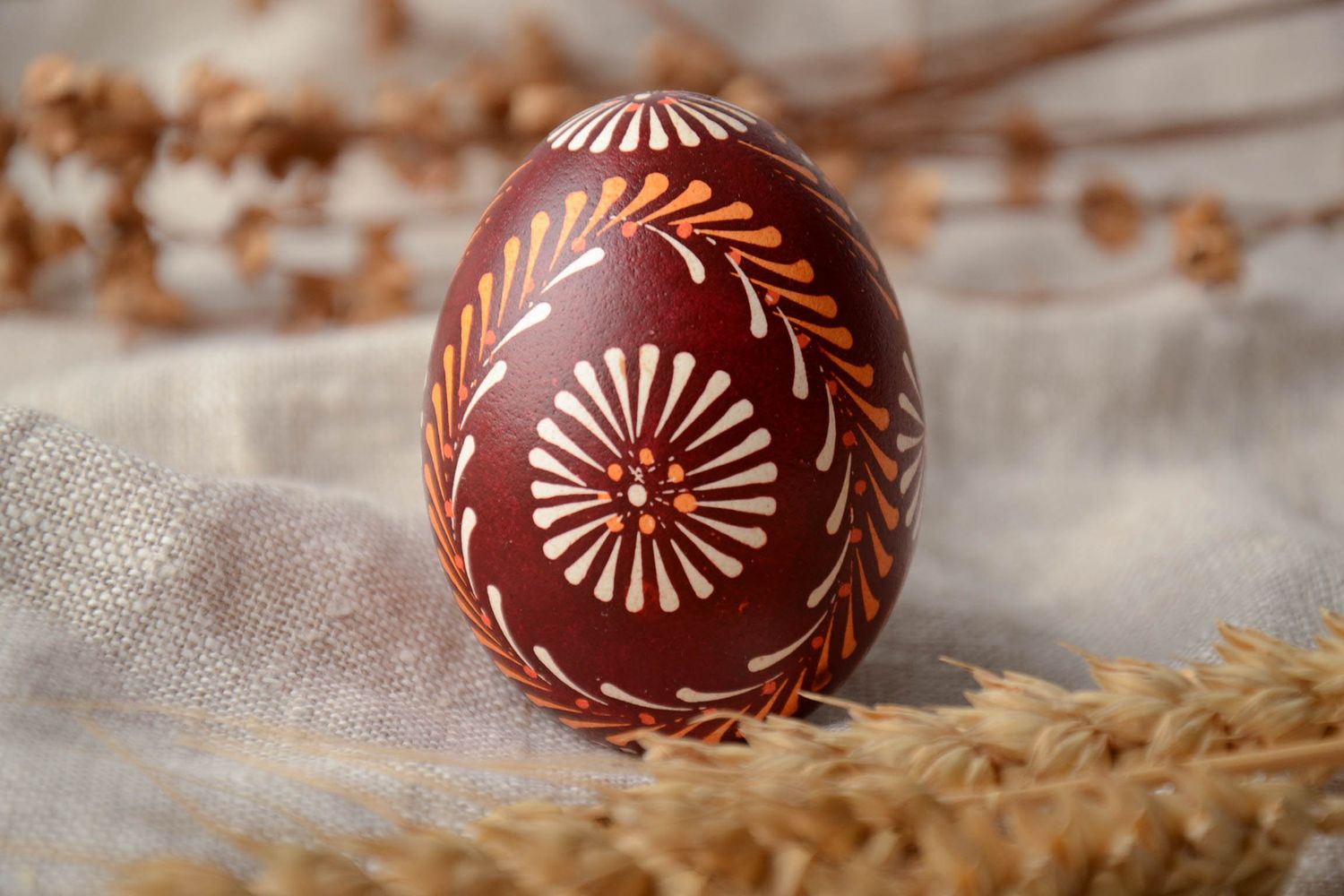 L'uovo decorativo fatto a mano pysanka dipinta a mano pasquale ucraina  foto 1
