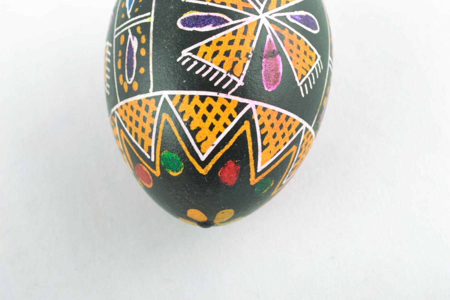 Huevo de Pascua pintado a mano en la técnica de cera foto 4