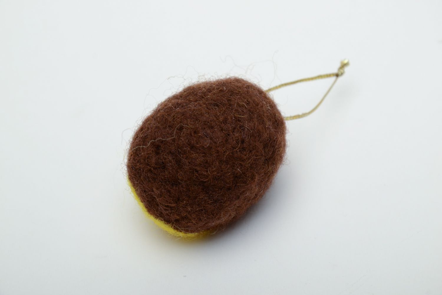 Jouet poussin en laine feutrée fait main petit ovale avec une cordelette photo 4