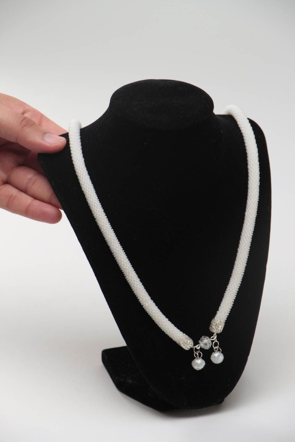 Schönes elegantes weißes dünnes handgemachtes Litze Collier aus Glasperlen foto 5