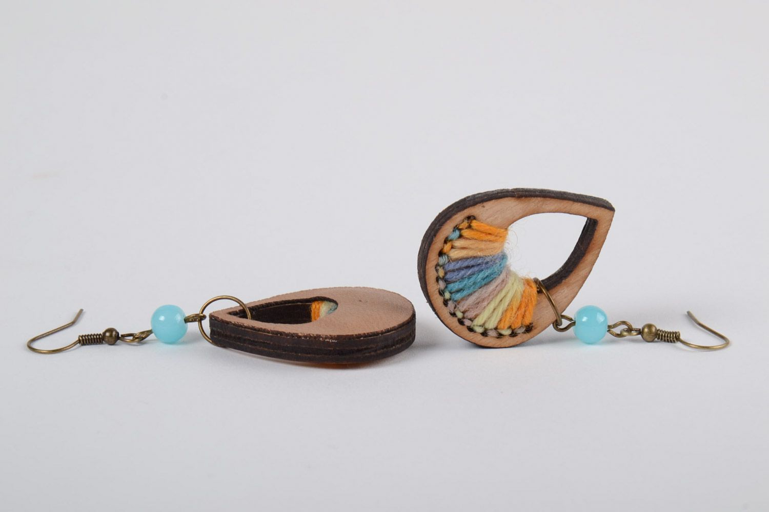 Handgemachte künstlerische Ohrringe mit Stickerei aus Furnierholz bunte Tropfen foto 4