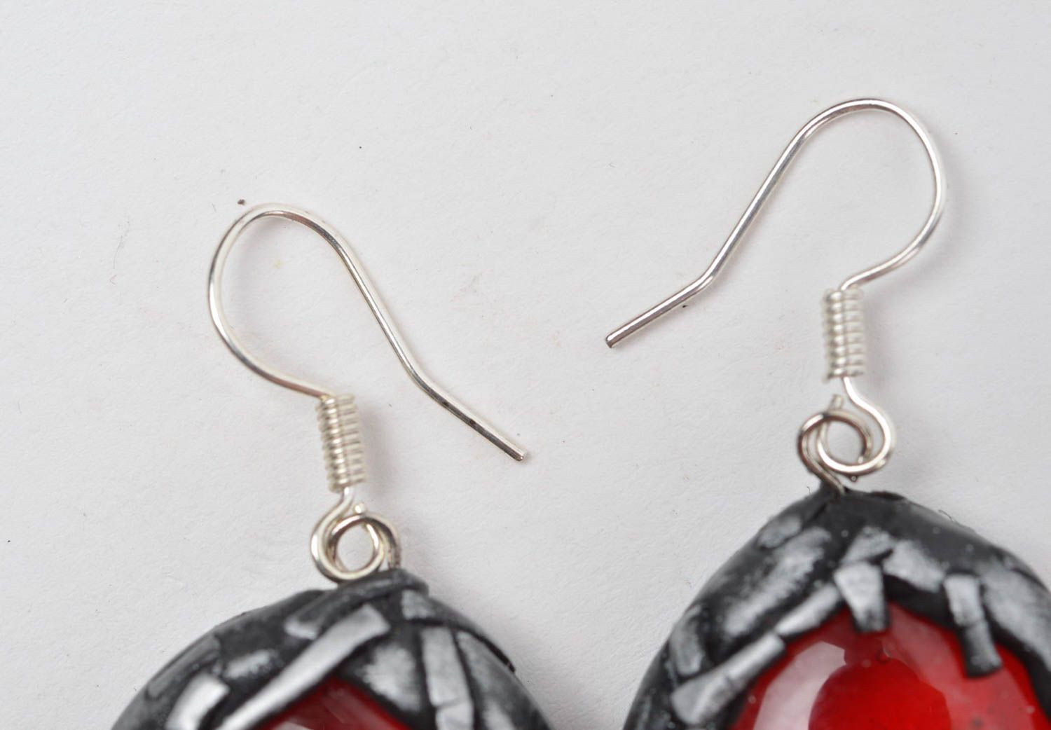 Rote Gehänge Ohrringe aus Polymerton und Glas schön künstlerisch handgemacht foto 4