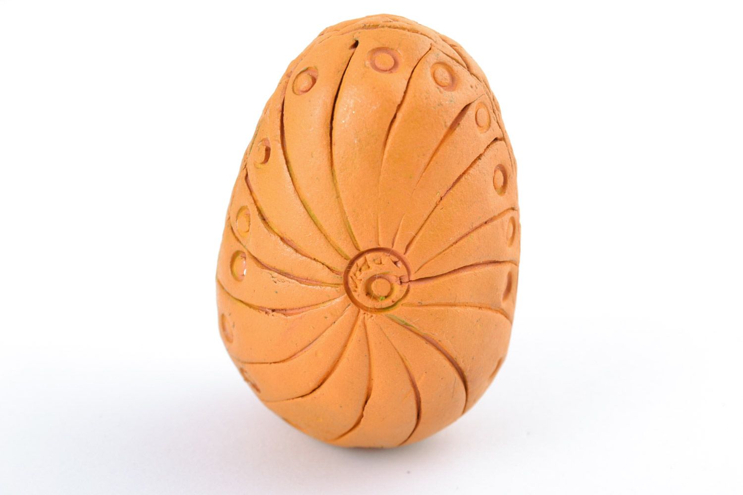 Huevo de Pascua decorativo hecho a mano de arcilla roja pintado con acrílicos foto 3