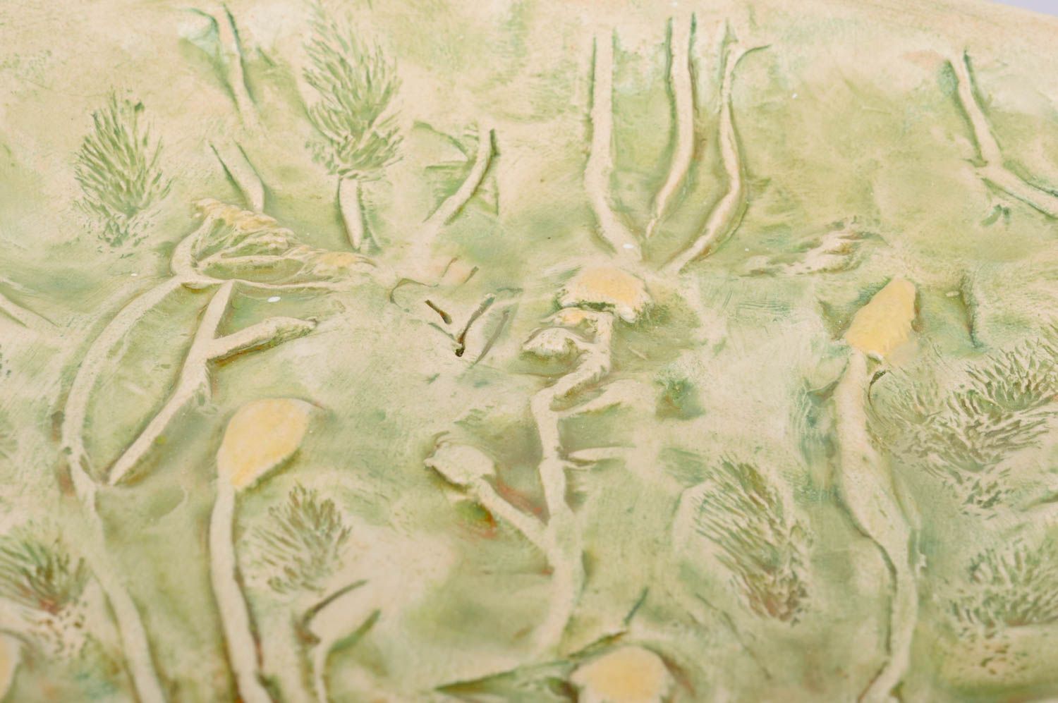 Assiette en argile peinte ronde vert clair avec motif en relief faite main photo 4