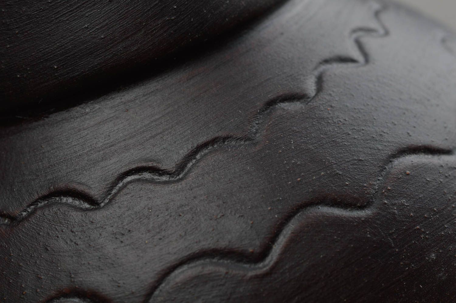 Авторская глиняная ваза с окантованным горлом черного цвета для декора хенд мейд фото 5