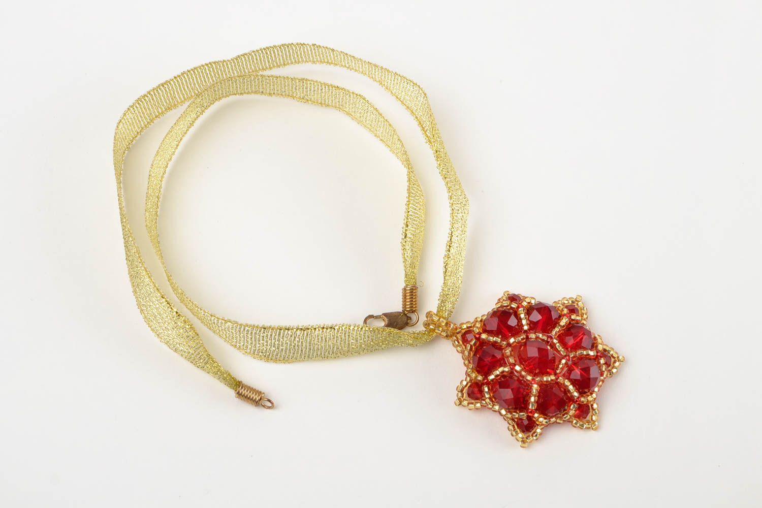 Pendentif en perles de rocaille Bijou fait main rouge sur ruban Accessoire femme photo 3